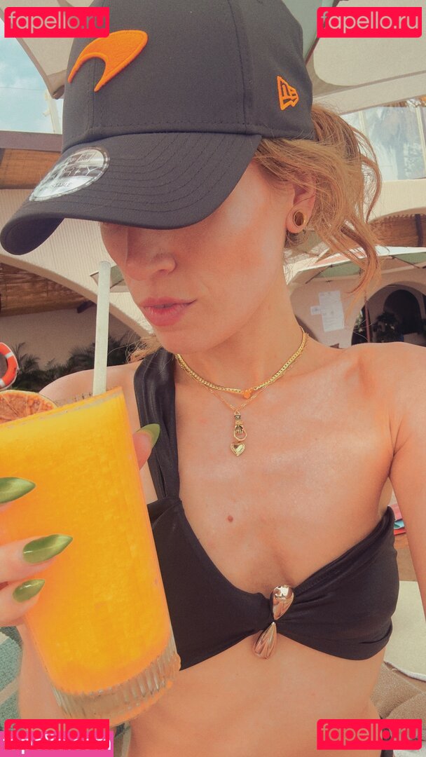 Hollie Bennett / pheonixb / tshaileybennett Onlyfans Photo Gallery 