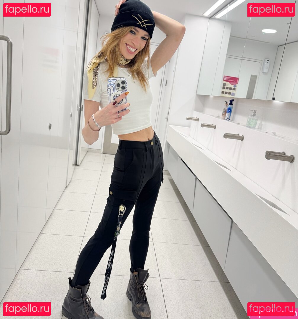 Hollie Bennett / pheonixb / tshaileybennett Onlyfans Photo Gallery 