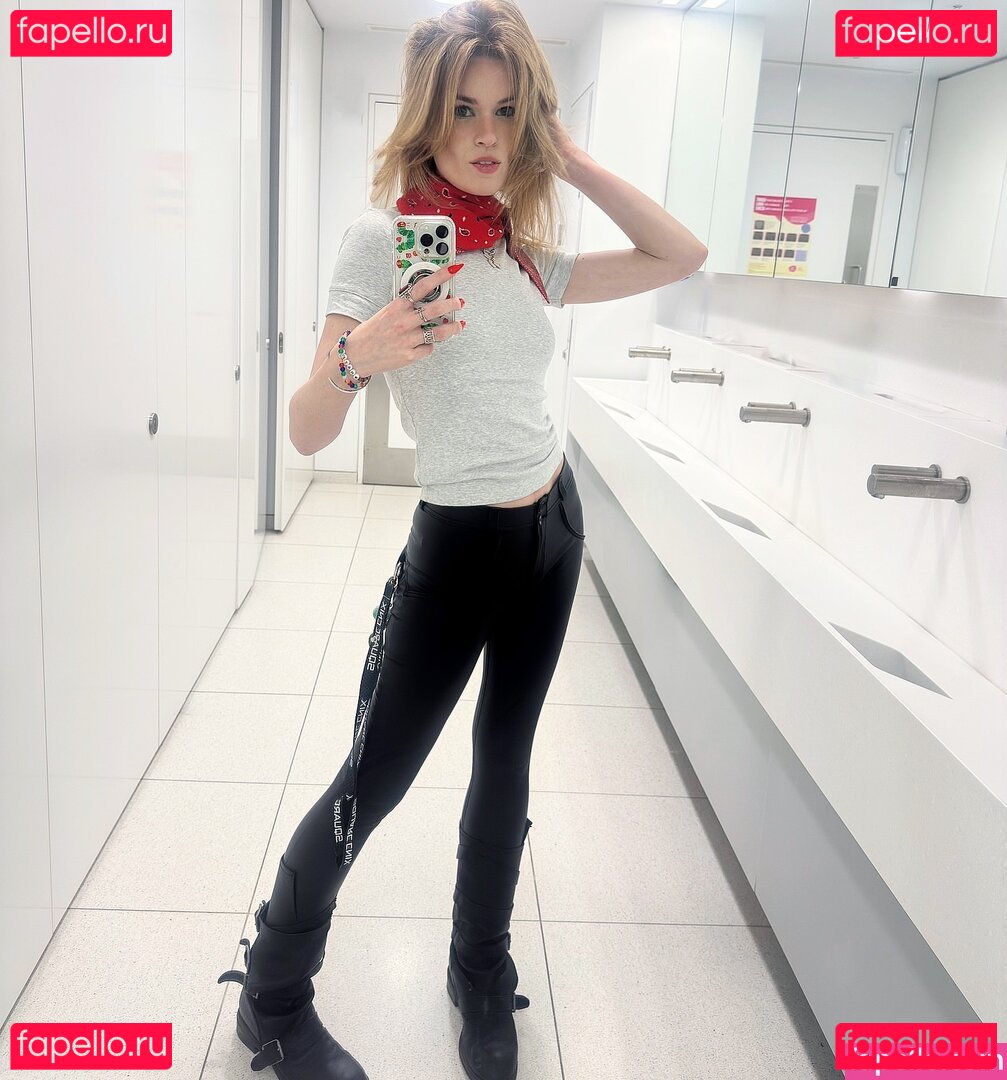 Hollie Bennett / pheonixb / tshaileybennett Onlyfans Photo Gallery 