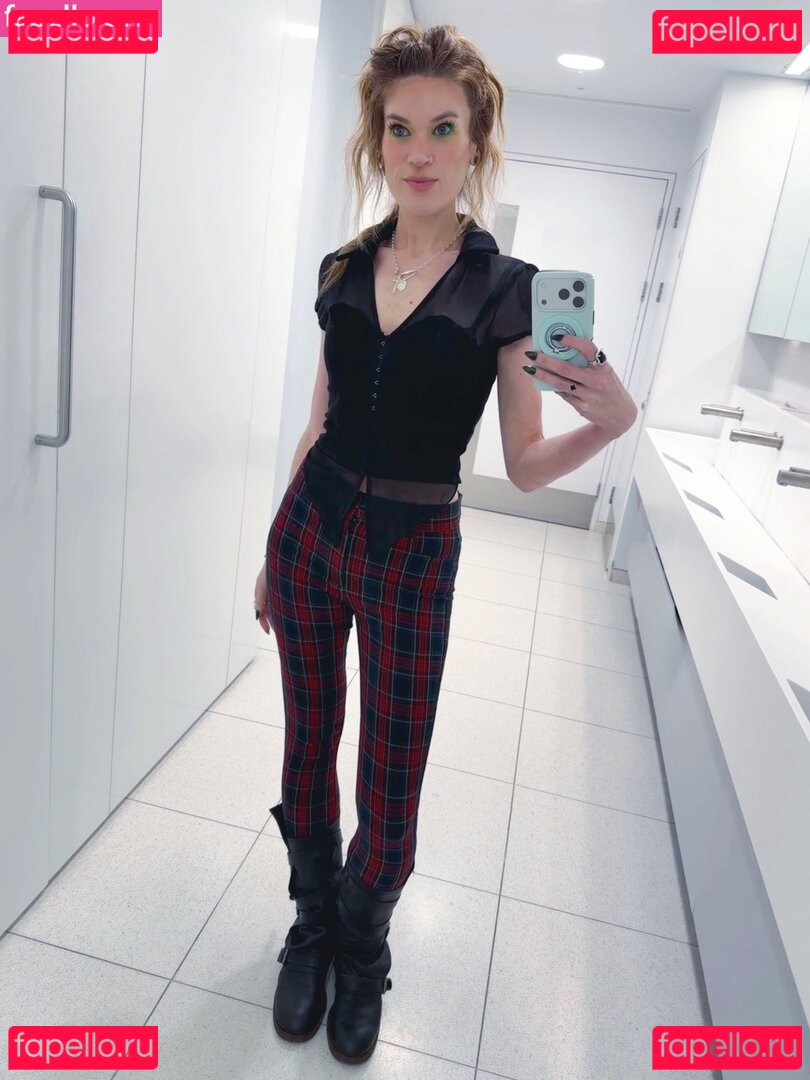 Hollie Bennett / pheonixb / tshaileybennett Onlyfans Photo Gallery 