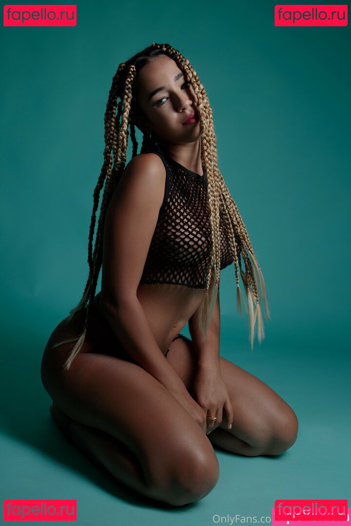 mariacabello / myrnscabello