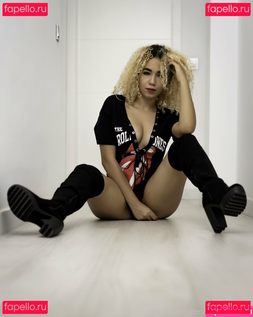 mariacabello / myrnscabello Onlyfans Photo Gallery 