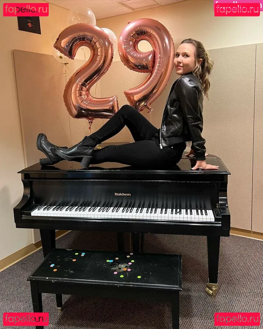 Taylor Tomlinson Onlyfans Photo Gallery 