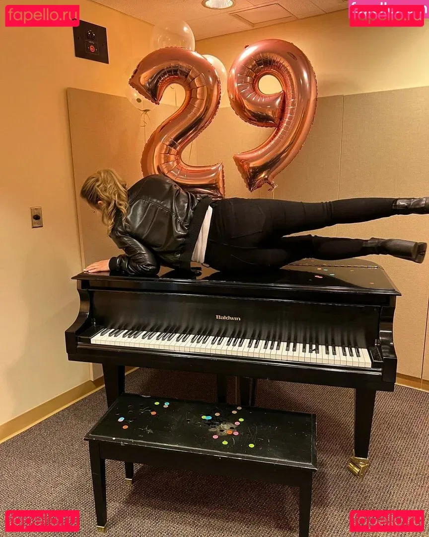 Taylor Tomlinson Onlyfans Photo Gallery 