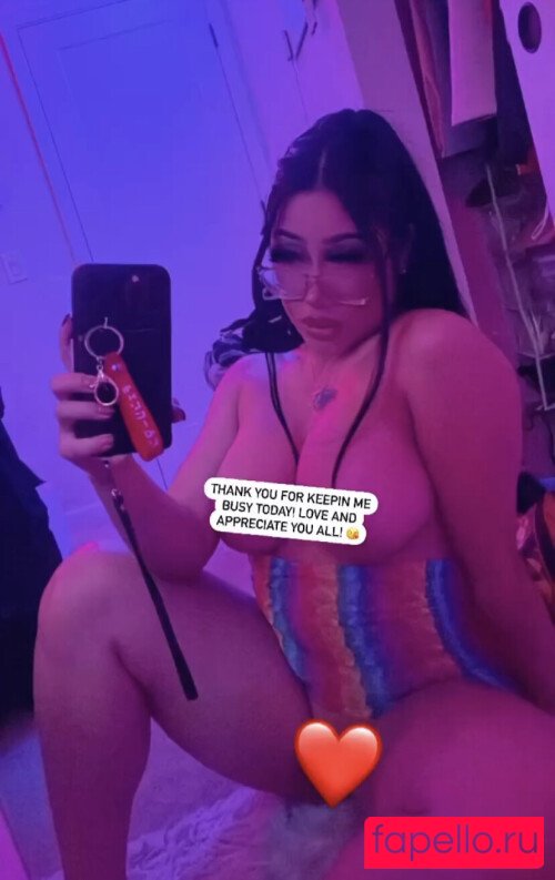 Beamer Babe Nude Onlyfans Photo 37