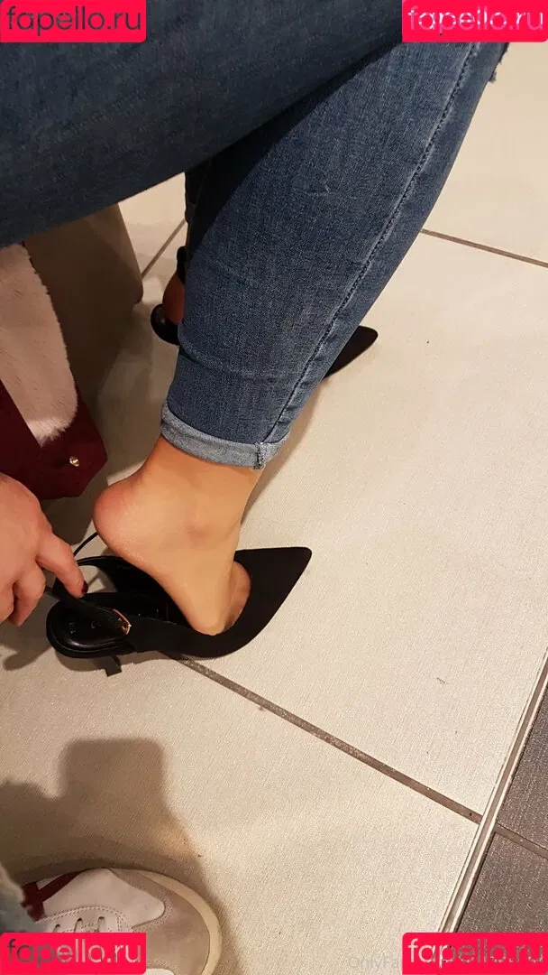 nylonfeetladyswitzerland Onlyfans Photo Gallery 