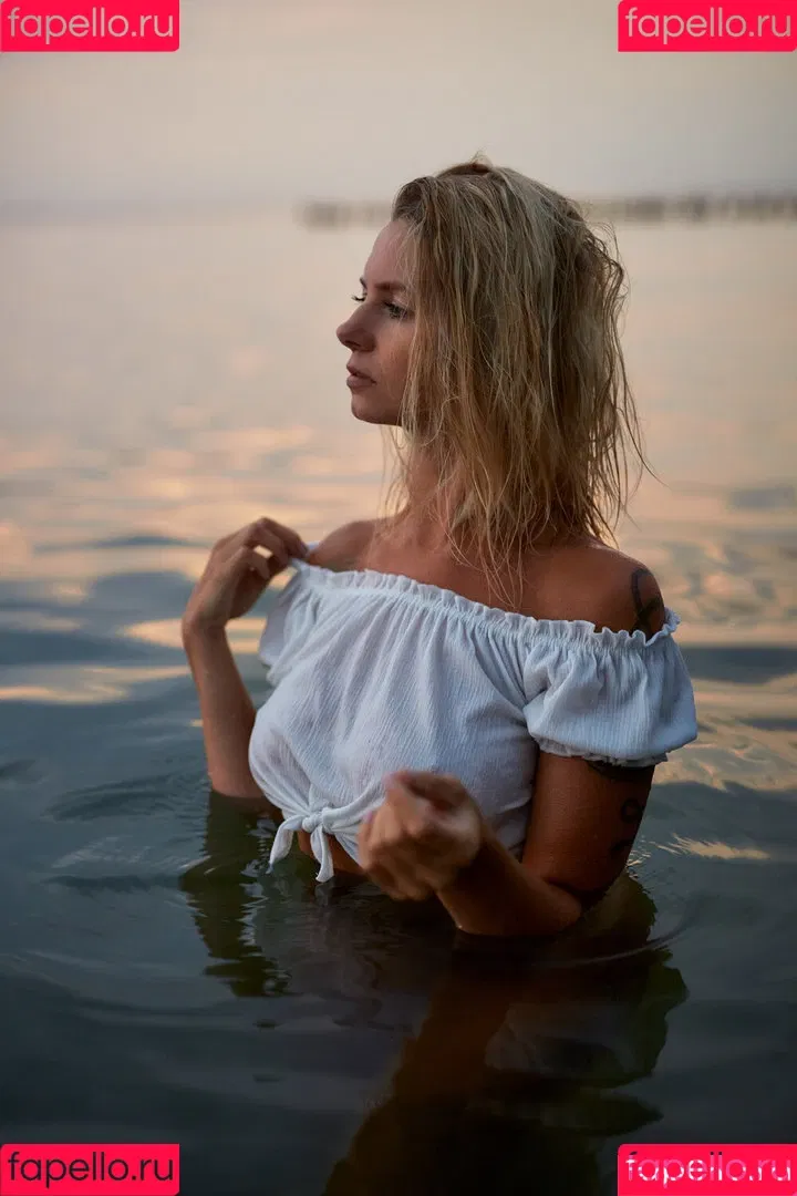 mellla89 Onlyfans Photo Gallery 