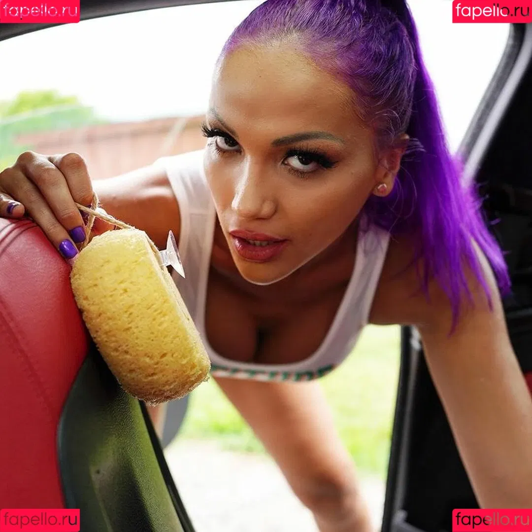 Salina De La Renta Onlyfans Photo Gallery 