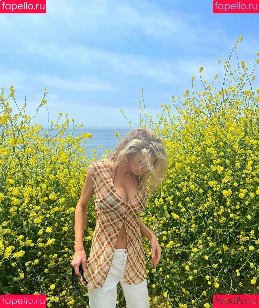 Charlotte McKinney Onlyfans Photo Gallery 