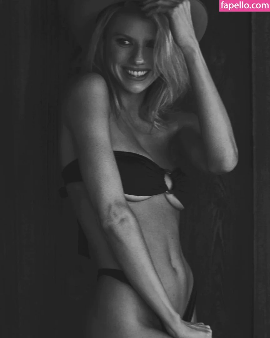 Charlotte McKinney Onlyfans Photo Gallery 