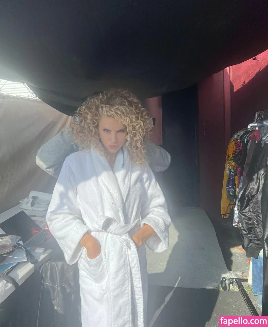 Charlotte McKinney Onlyfans Photo Gallery 