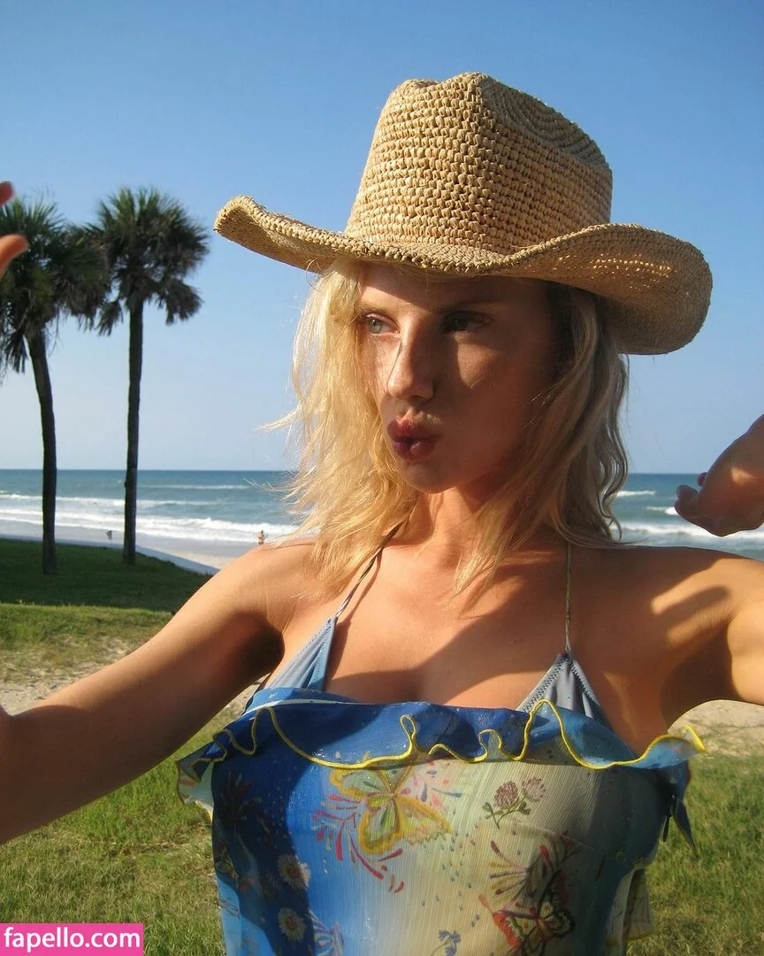 Charlotte McKinney Onlyfans Photo Gallery 