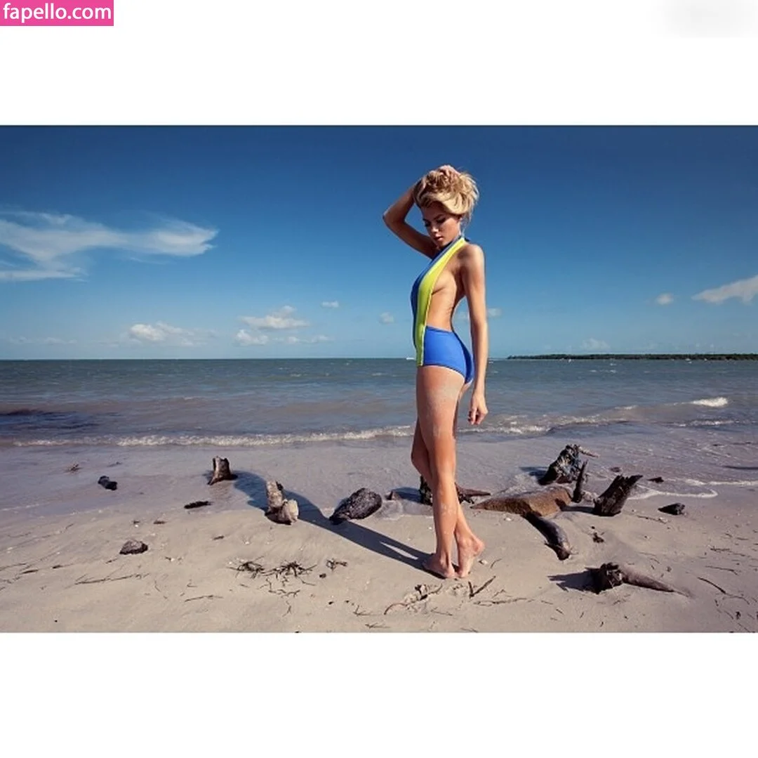 Charlotte McKinney Onlyfans Photo Gallery 