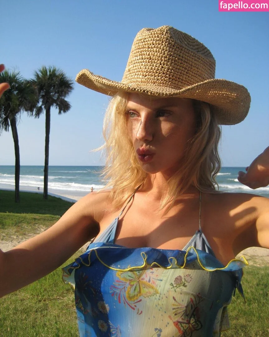 Charlotte McKinney Onlyfans Photo Gallery 