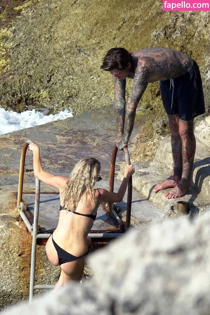 Charlotte McKinney Onlyfans Photo Gallery 