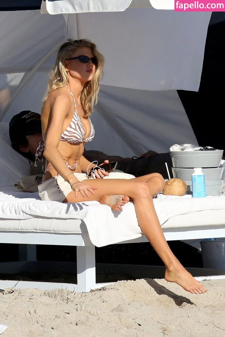 Charlotte McKinney Onlyfans Photo Gallery 