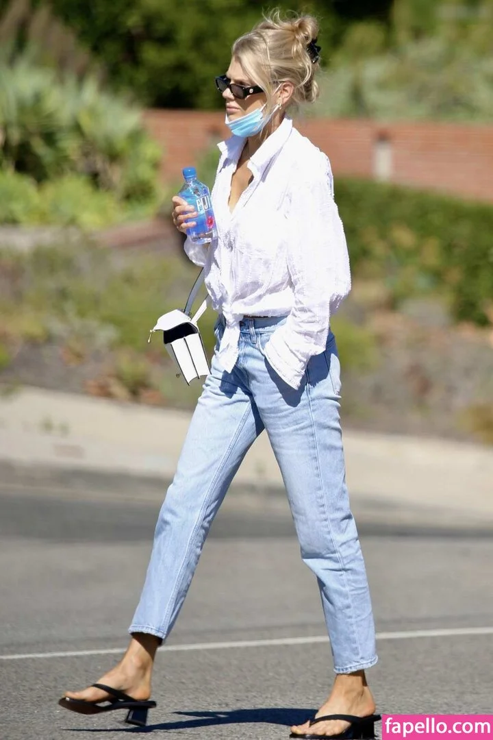 Charlotte McKinney Onlyfans Photo Gallery 