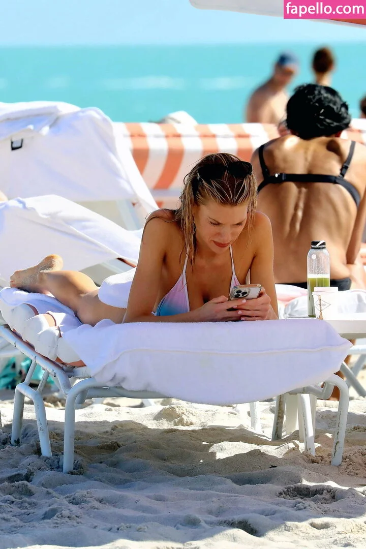 Charlotte McKinney Onlyfans Photo Gallery 