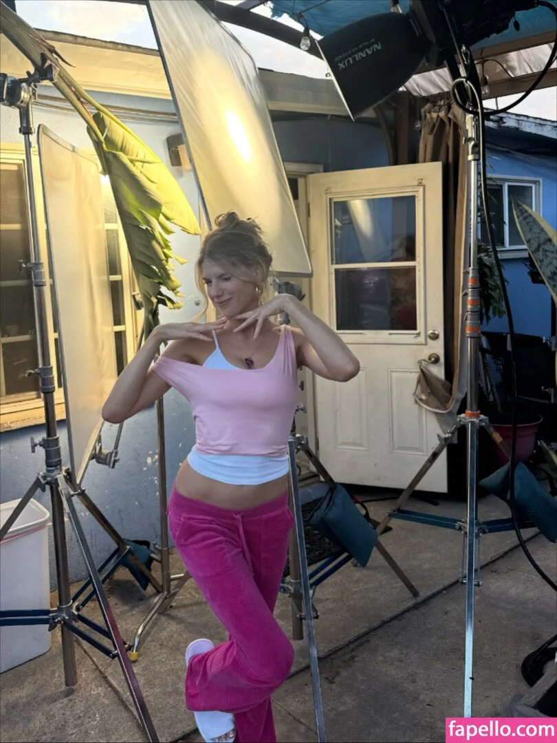 Charlotte McKinney Onlyfans Photo Gallery 