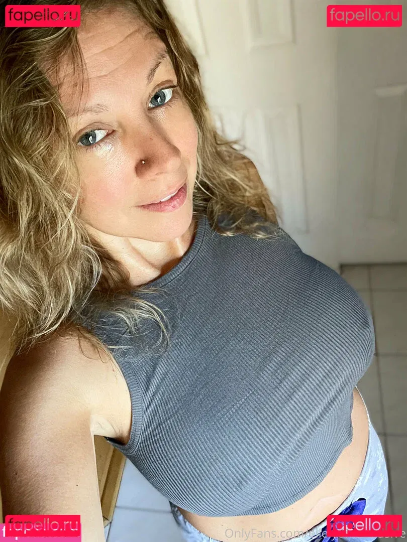 ellelyon.exclusive Onlyfans Photo Gallery 