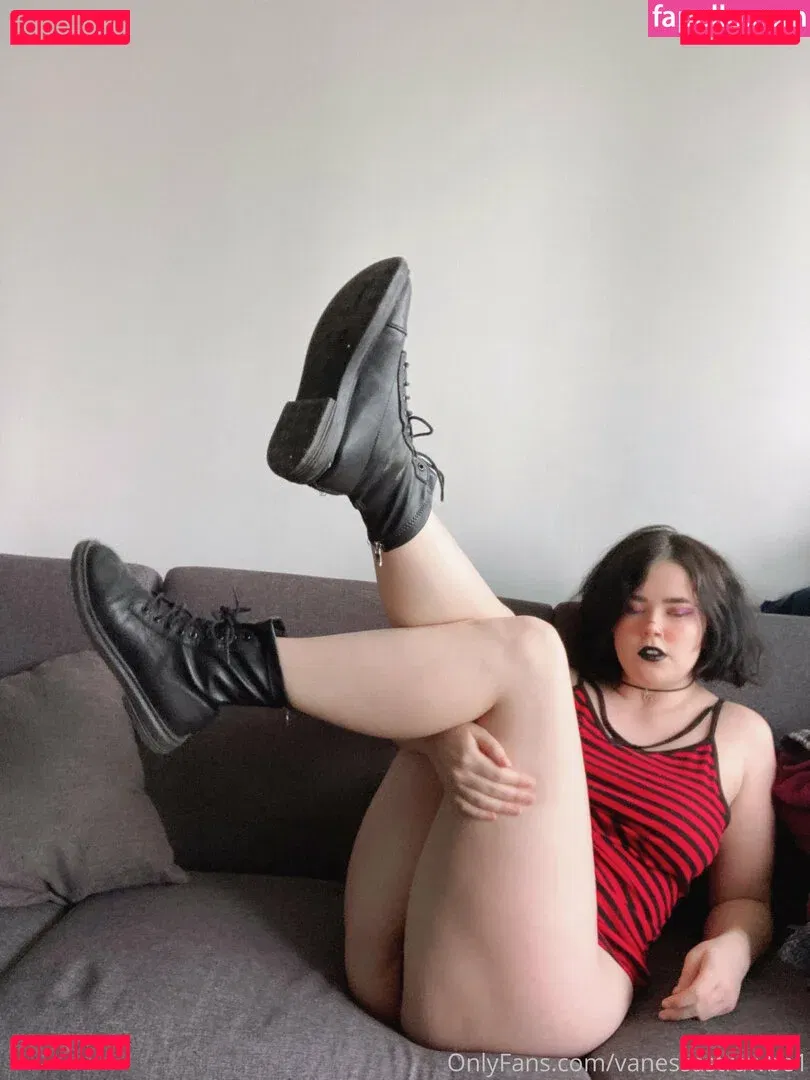 vanessastrawbe1 Onlyfans Photo Gallery 