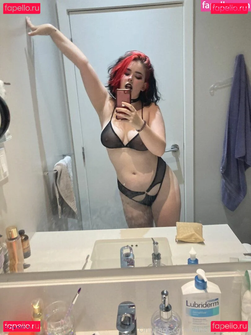 vanessastrawbe1 Onlyfans Photo Gallery 