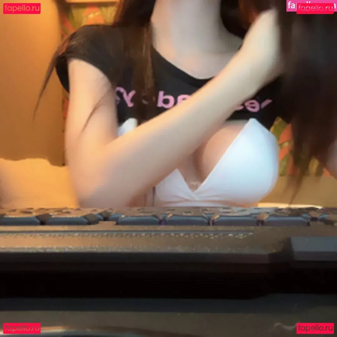 gksmf0f0 Onlyfans Photo Gallery 