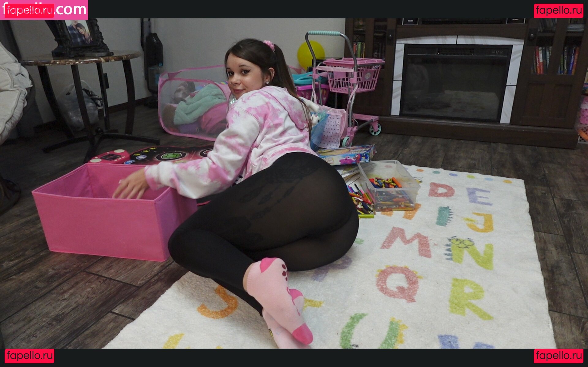 Cleaning Mommy Nude Onlyfans Photo 20