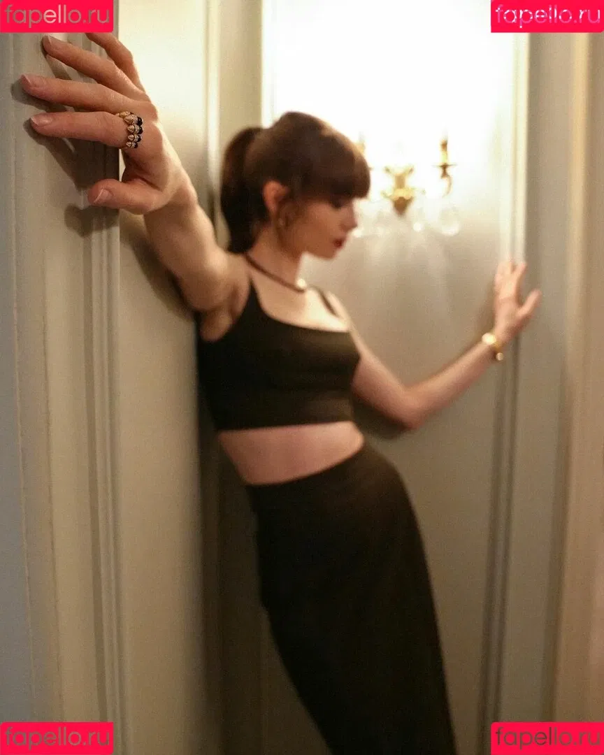Lily Collins Onlyfans Photo Gallery 