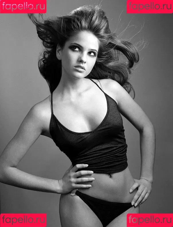 Shelley Hennig Onlyfans Photo Gallery 