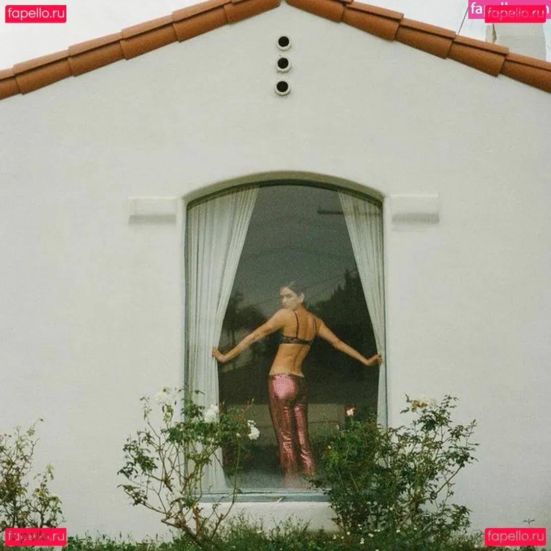 Shelley Hennig Onlyfans Photo Gallery 