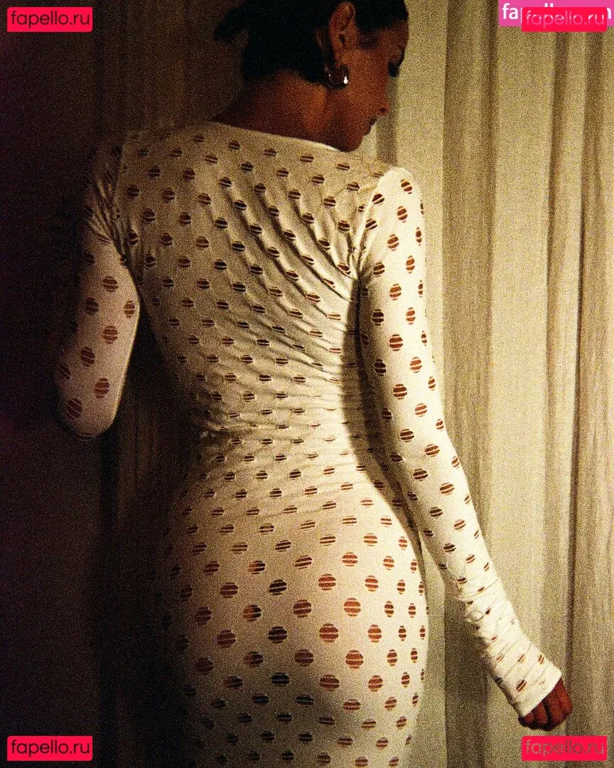 Shelley Hennig Onlyfans Photo Gallery 