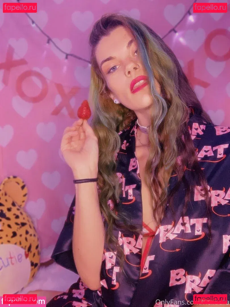 helloella Onlyfans Photo Gallery 