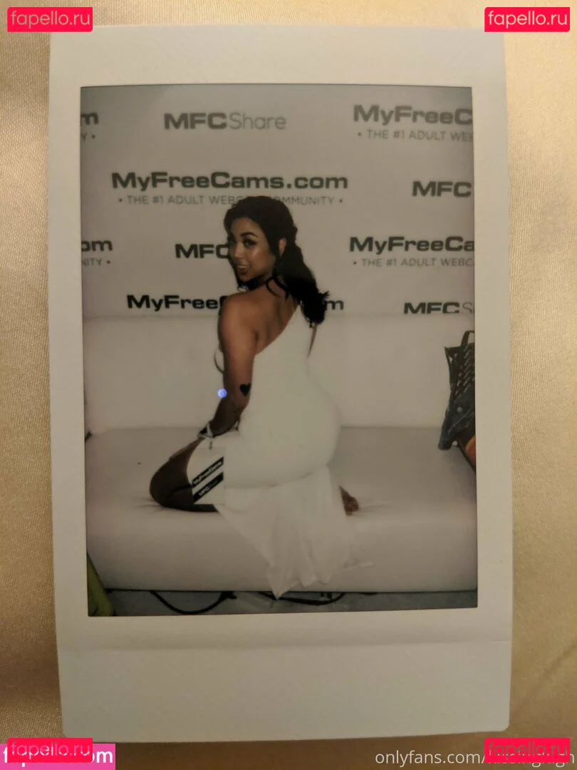 kissinghigh Onlyfans Photo Gallery 