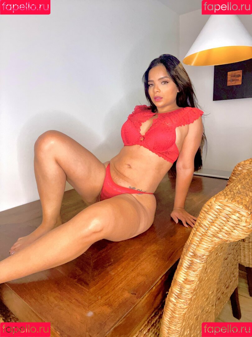 geolaya1192 Onlyfans Photo Gallery 