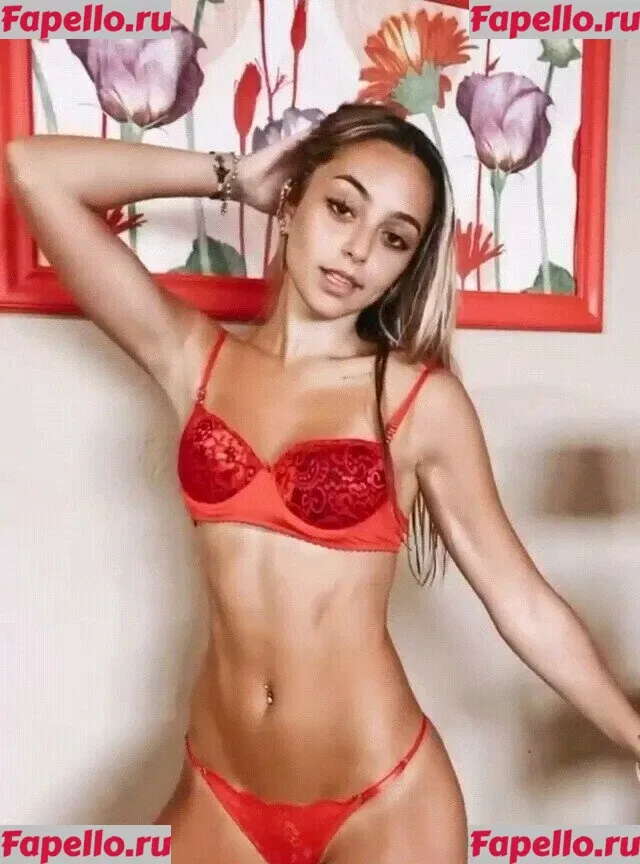 Ángeles Watters Onlyfans Photo Gallery 