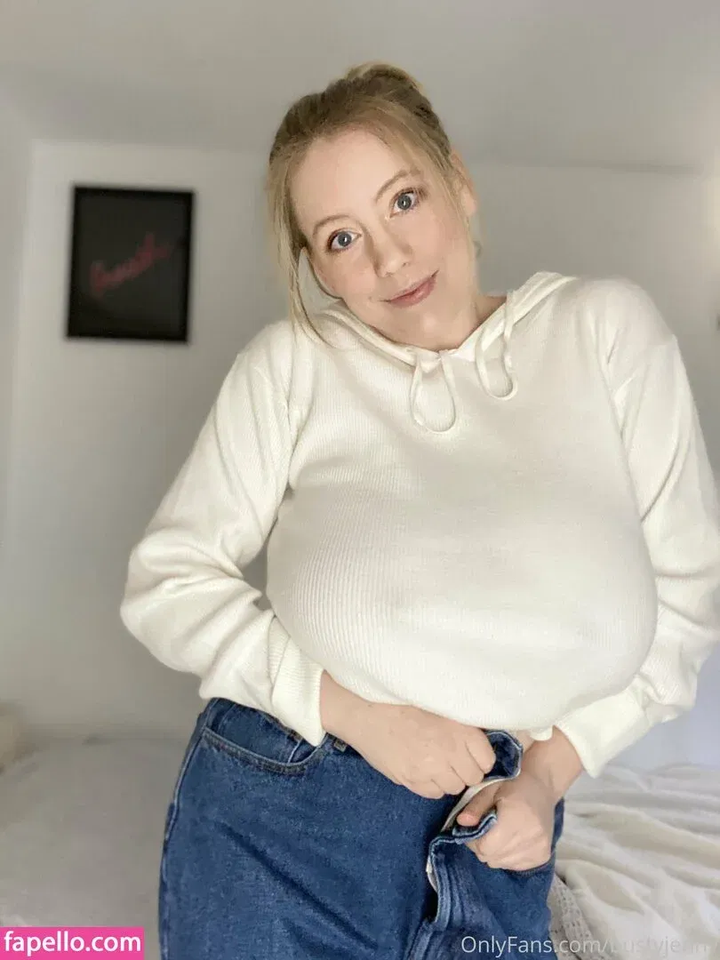 bustylily Onlyfans Photo Gallery 