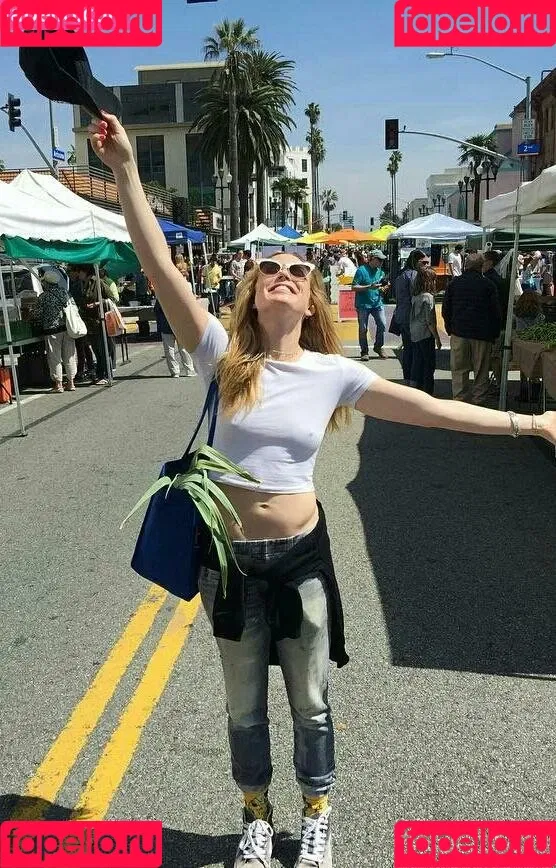 Caity Lotz Onlyfans Photo Gallery 