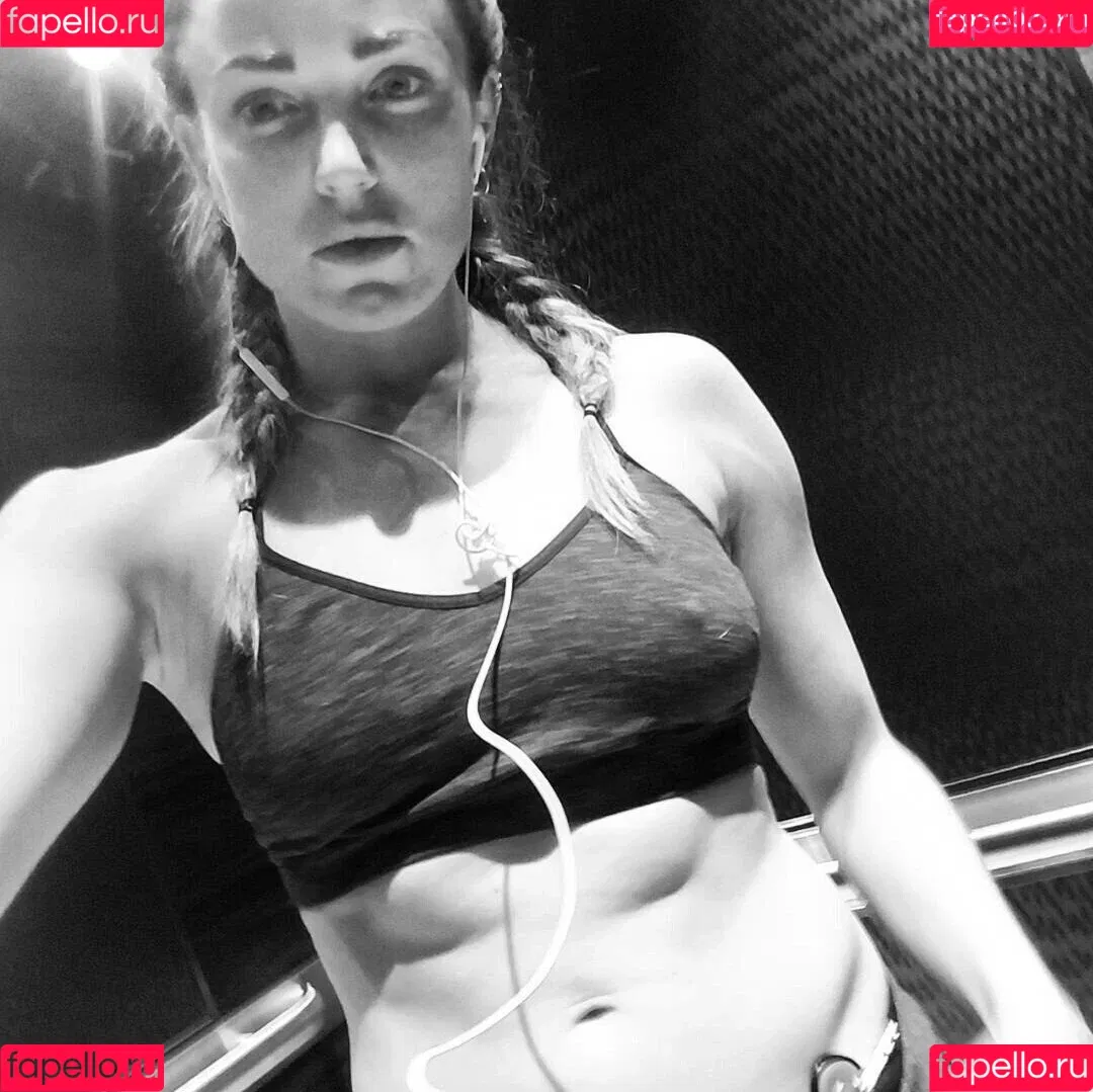 Caity Lotz Onlyfans Photo Gallery 