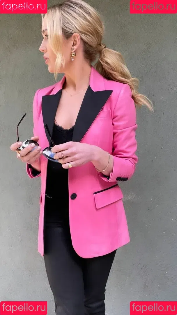 Caity Lotz Onlyfans Photo Gallery 
