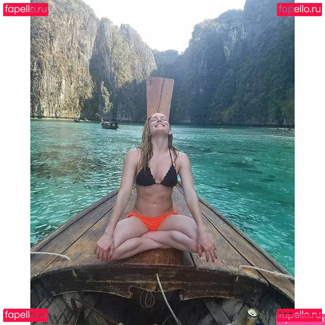 Caity Lotz Onlyfans Photo Gallery 