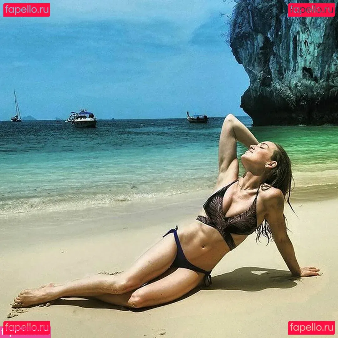Caity Lotz Onlyfans Photo Gallery 
