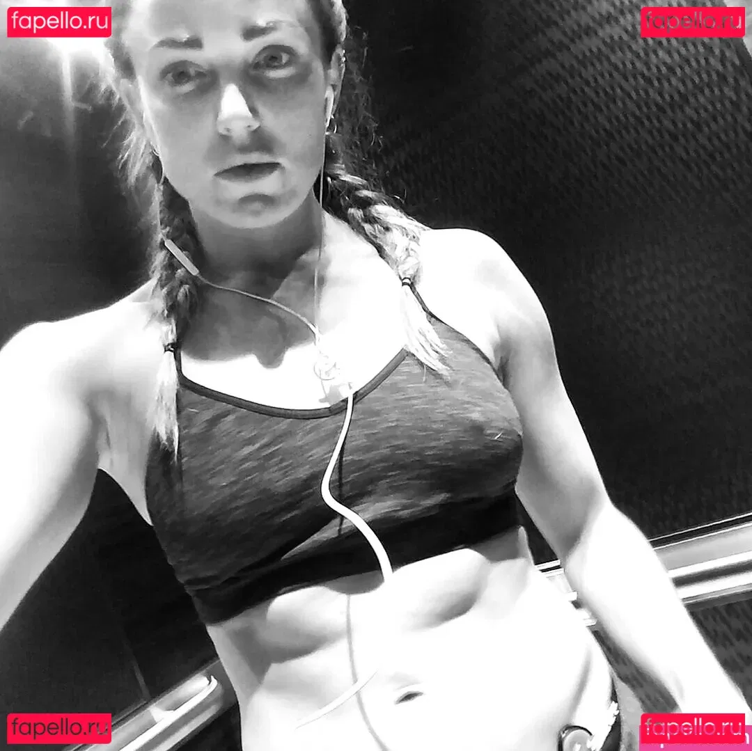 Caity Lotz Onlyfans Photo Gallery 