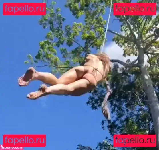 Caity Lotz Onlyfans Photo Gallery 