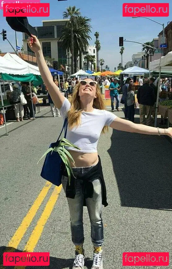 Caity Lotz Onlyfans Photo Gallery 