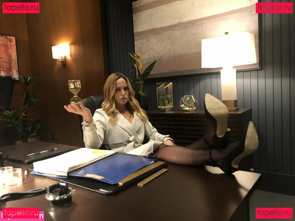 Caity Lotz Onlyfans Photo Gallery 