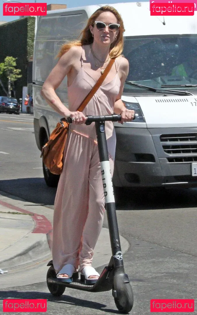 Caity Lotz Onlyfans Photo Gallery 