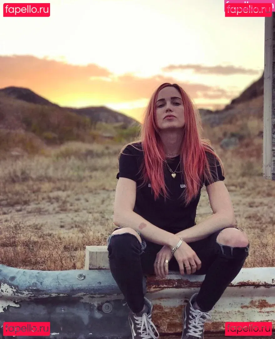 Caity Lotz Onlyfans Photo Gallery 