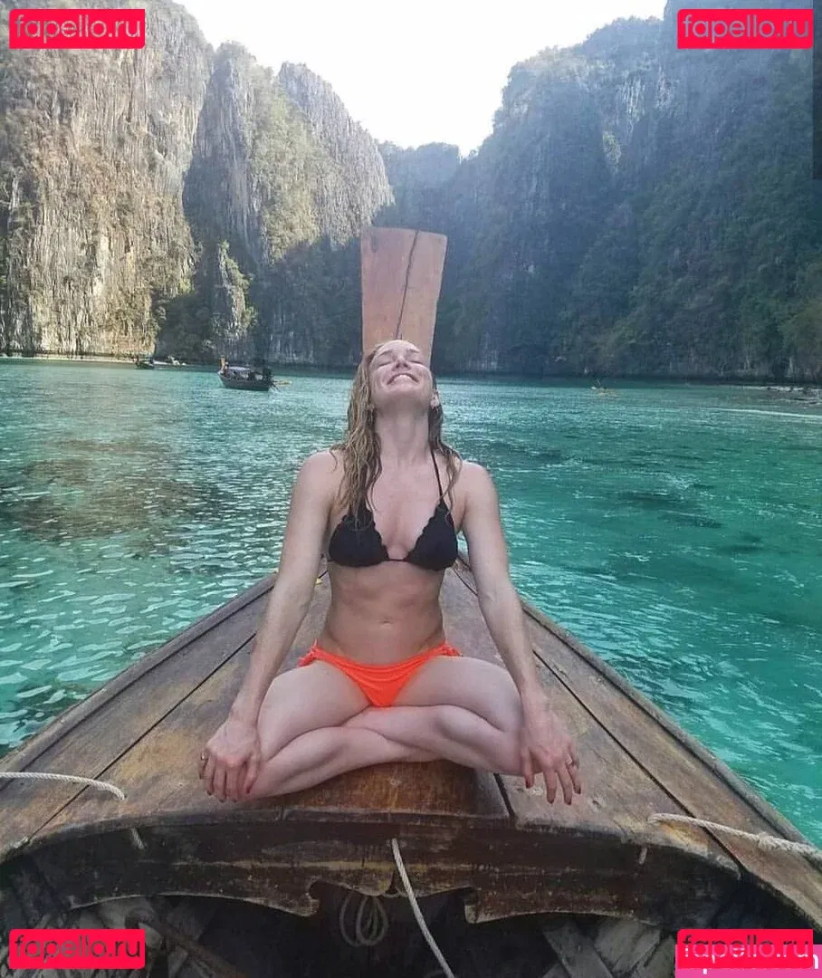 Caity Lotz Onlyfans Photo Gallery 