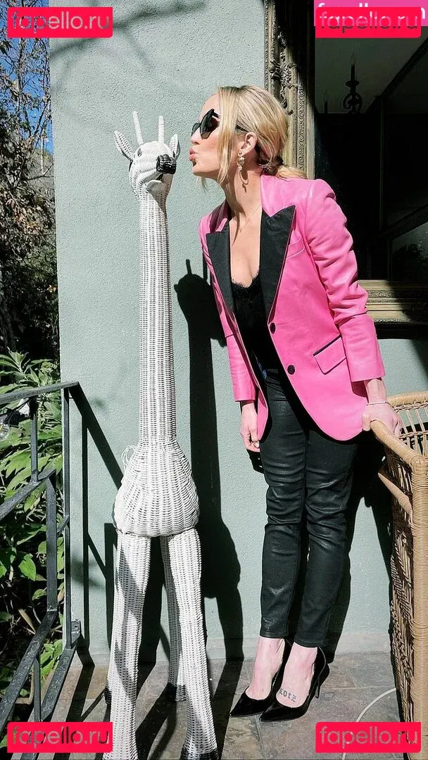 Caity Lotz Onlyfans Photo Gallery 